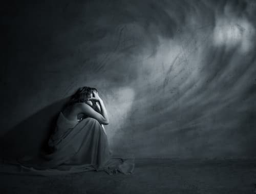 Avere la depressione è come entrare in una spirale soffocante di tristezza