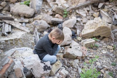 Per il bis della numerosità immagini come questa ci impressionano più di quanto non succederebbe con immagini che riproducono più bambini traumatizzati nello stesso luogo